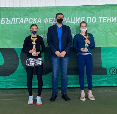 Александър Василев и Ева Николова-шампиони на  Държавното лично първенство по тенис на закрито до 14 г.