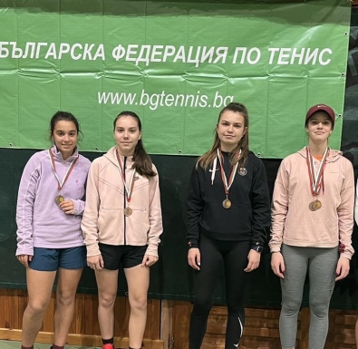 Станаха ясни финалите на сингъл и двойки на Държавното лично първенство по тенис на закрито юноши и девойки до 16 г. в Добрич